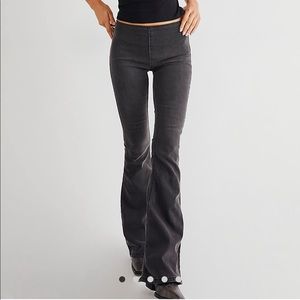 Free People We the Free Penny Pull-on flared pants, low waisted size 26